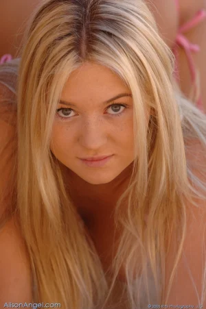 08-blonde-takes-off-her-glamour-bikini