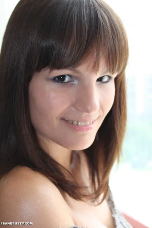 04-busty-babe-got-big-round-ass