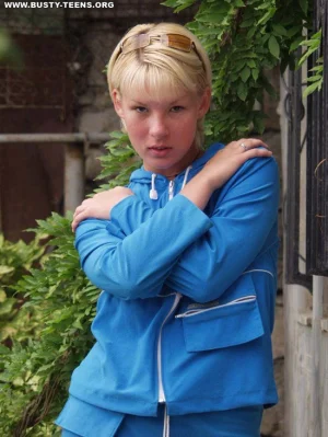 01-busty-babe-in-the-garden