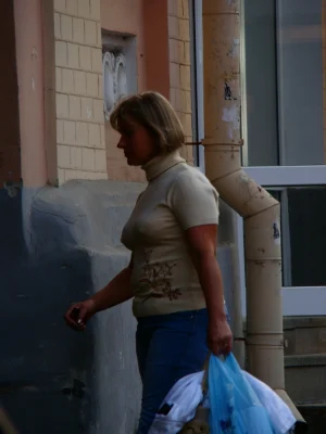 05-candid-big-breasted-women