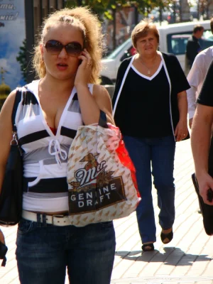 07-candid-big-breasted-women