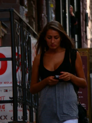 08-candid-big-breasted-women