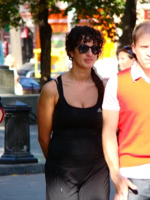 10-candid-big-breasted-women