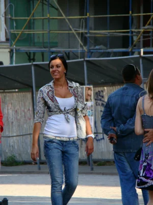 13-candid-big-breasted-women