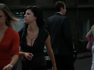 16-candid-big-breasted-women