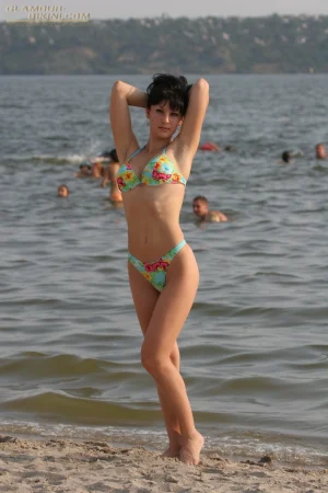 08-erotic-busty-babe-on-the-beach