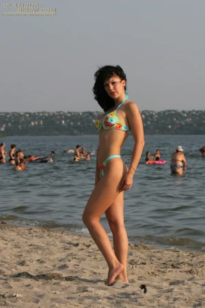 14-erotic-busty-babe-on-the-beach