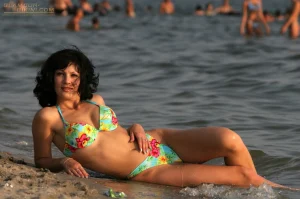 15-erotic-busty-babe-on-the-beach