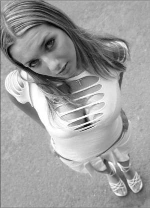 02-hot-chicks-show-their-breasts