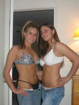 06-hot-chicks-show-their-breasts