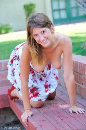 10-sexy-breasted-karina-in-the-park