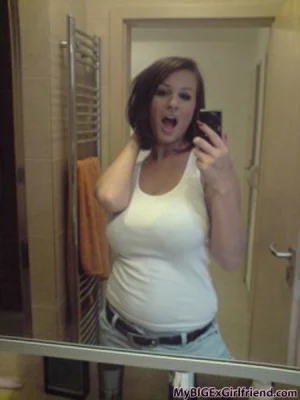 02-she-love-to-makes-photo-of-herself