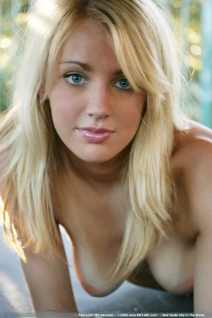 10-she-shows-her-boobs-in-the-car