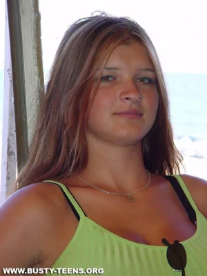 01-teen-shows-her-huge-jugs-on-the-beach